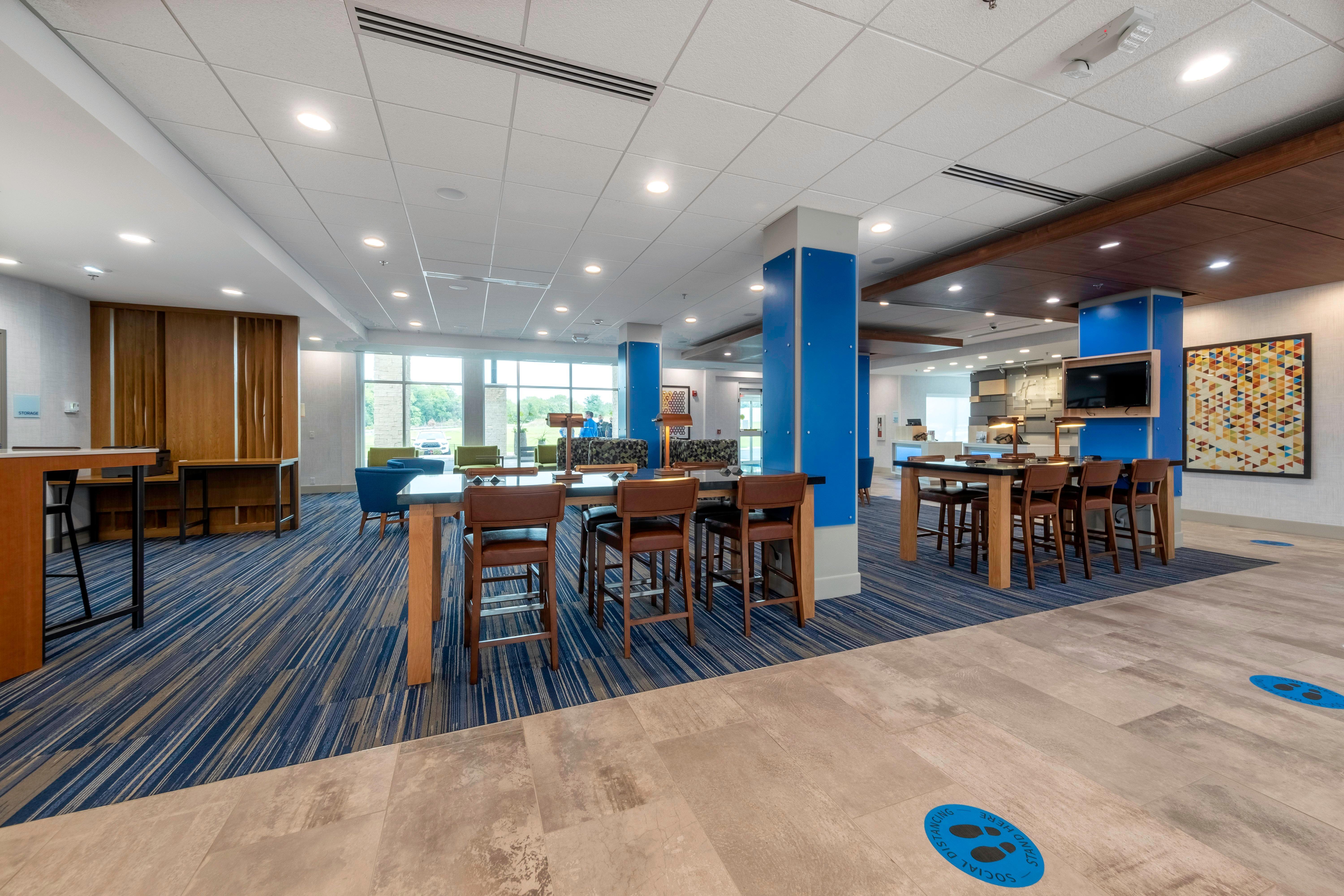 Holiday Inn Express & Suites - Staunton By Ihg Exterior photo